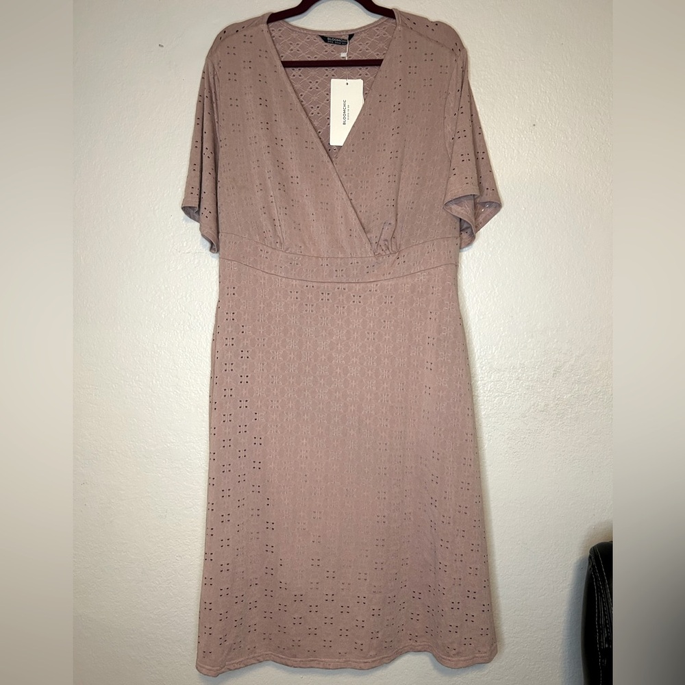 NWT Bloomchic Solid Pocket Laser Cut Surplice Neck Knee Dress Size 14-16